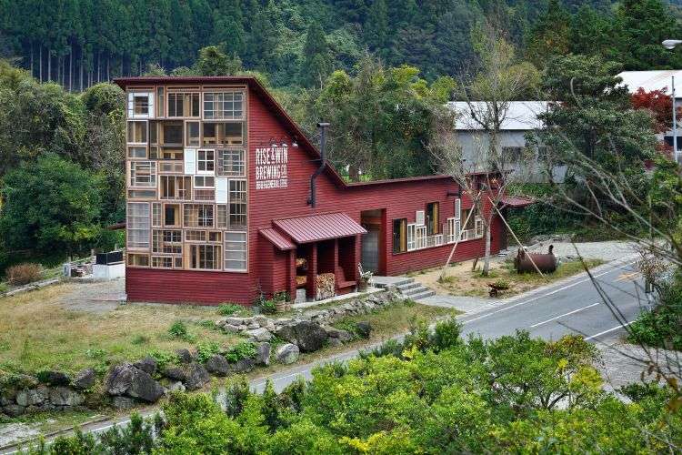 hus av återvunnet material fasadkonstruktion modern hållbar design konstruktion återanvänd återanvänd gammalt fönster bryggeri japan
