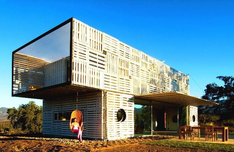 hus av återvunnet material fasadkonstruktion modern hållbar design återvinn konstruktion