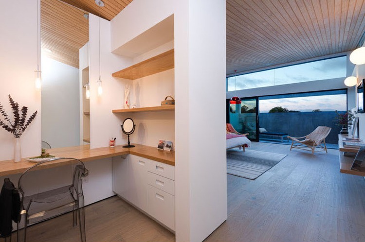 husfasad-grå-betong-terrass-sovrum-omklädningsrum