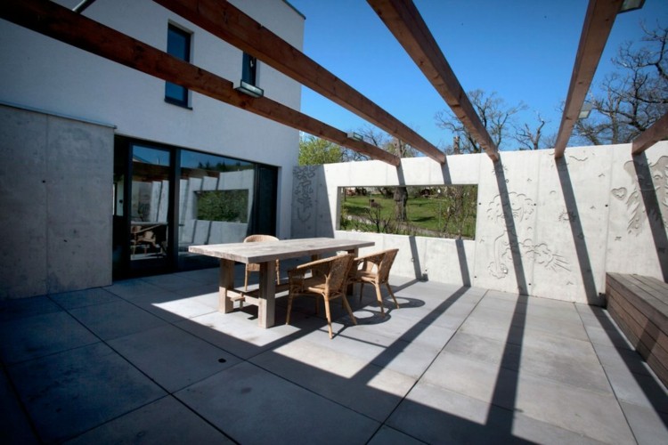 fasad-design-balkong-möblering-matplats-bar-integritetsskydd