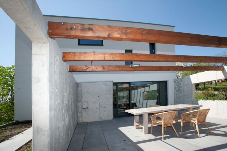 fasad-design-vägg-betong-idé-pergola-trä-matbord-möbler