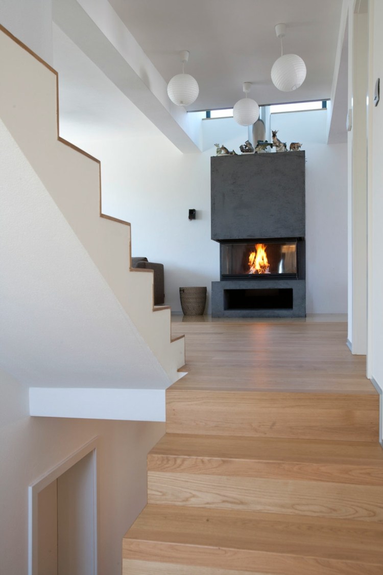 fasad-design-trappor-trä-skorsten-vit-vägg-utan räcke