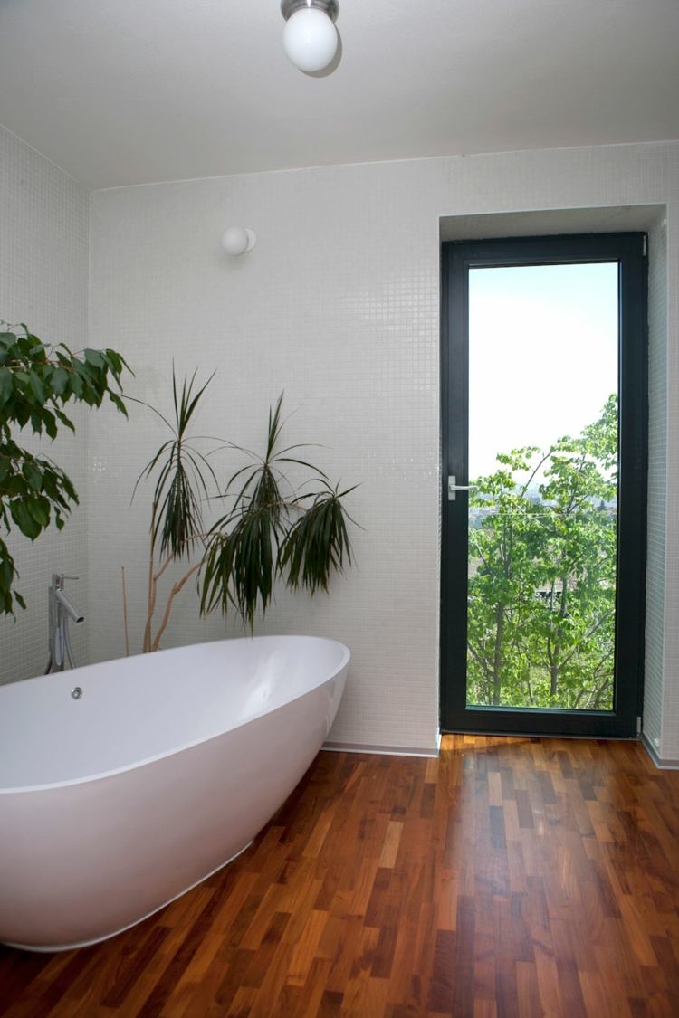 fasad-design-parkett-altan-dörr-växter-dekoration