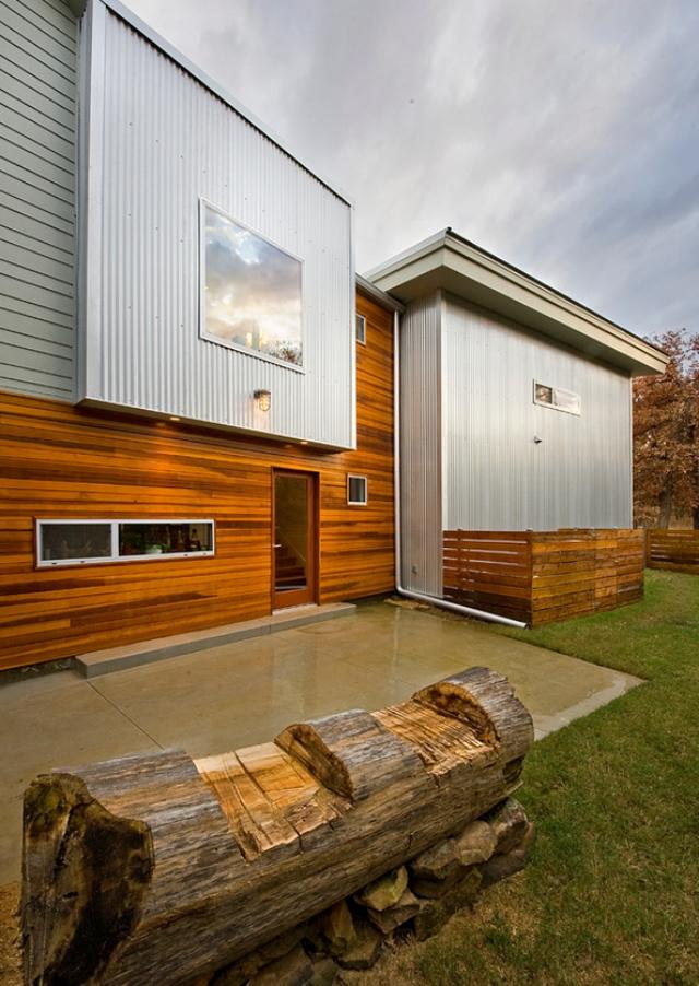 modernt-platt-tak-hus-aluminium-övre golv-beklädnad-fasad-trä-markgolv