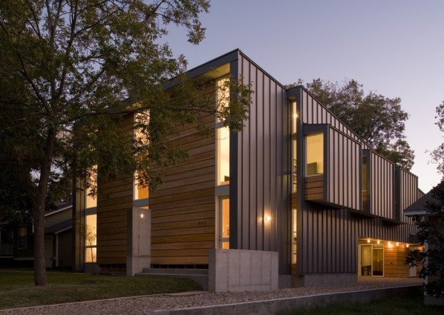 modernt hus-trä-metall-fasad-kombination-ekonomi-miljövänlighet