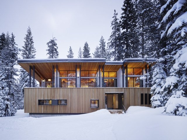 Skog-vinter-landskap-samtida-hus-platt-tak-konstruktion-trä-glas-fasad