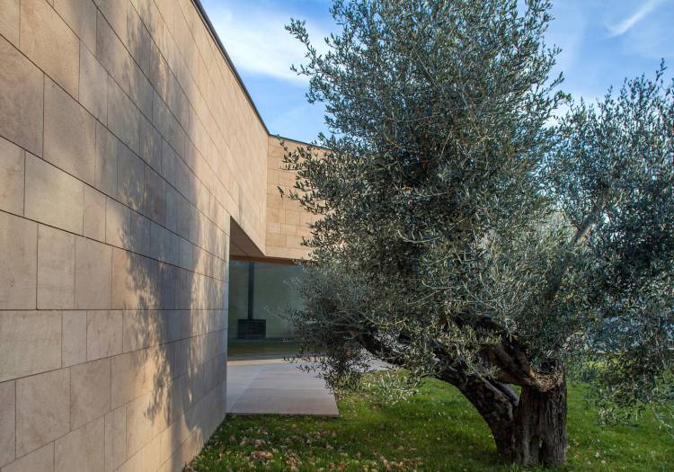 fasadplattor sandsten trädgård villa italien
