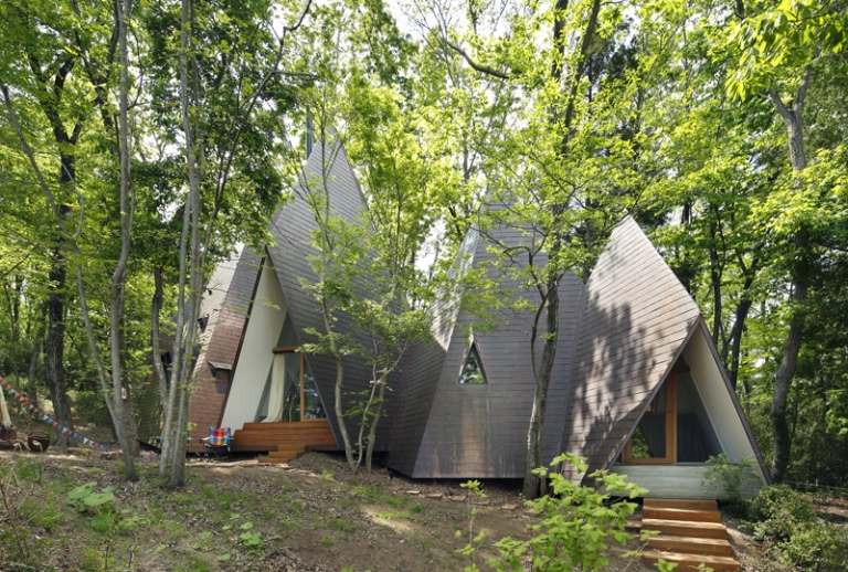 Beklädnad-trä-trappor-hus-skog-modern-arkitektur