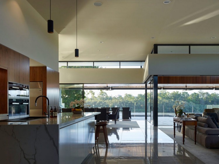 glasfronter-utsikt-kök-vardagsrum