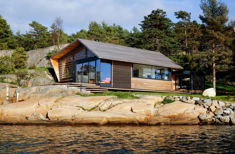 Hut Norge cederbeklädnad i harmoni med stenar