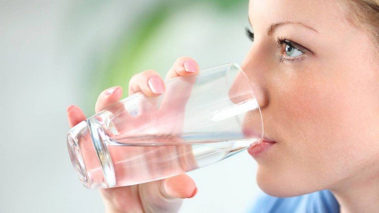 Att dricka stilla vatten är viktigt när man fastar