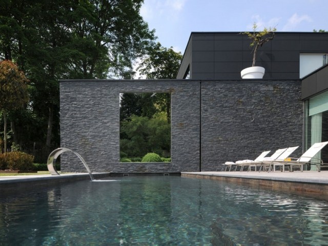modern-villa-skydd-av-integritet-utomhus-pool-vatten funktioner