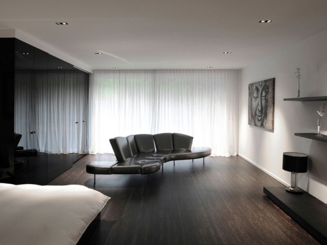 varma trägolv-läderfåtöljer-modern-design-lyx-villa-möbler