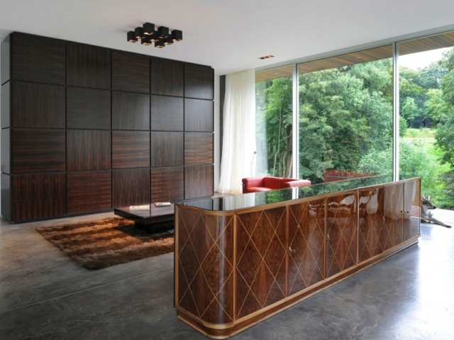 Lyx-villa-interiör-design-trä-bar counter-livsstil-i-harmoni-med-naturen