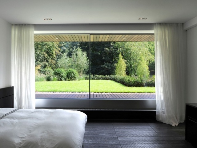badrum-sovrum-massor-glas-skjutdörrar-utsikt-trädgård landskap
