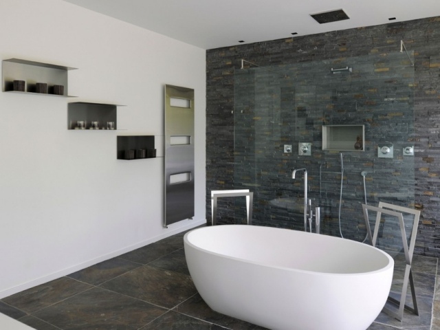 Badrum-lekfull-design-kontrast-färger-fristående badkar