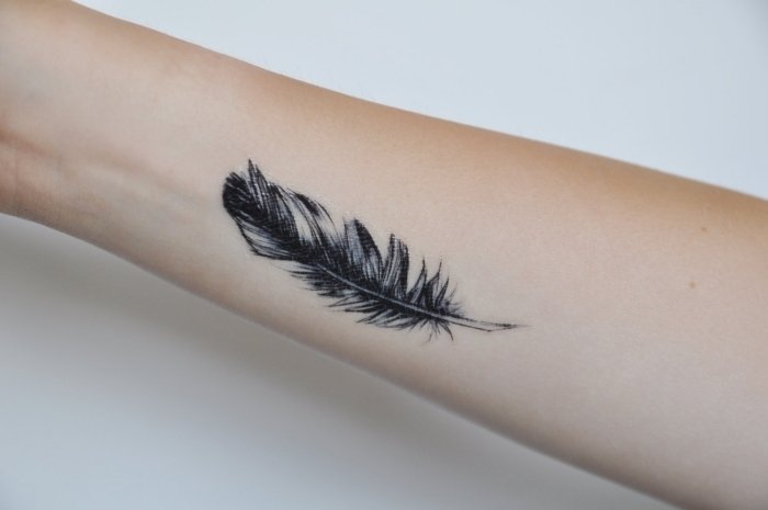 Tatueringsdesign-fjäder-underarm-tatuering-idéer-män-kvinnor