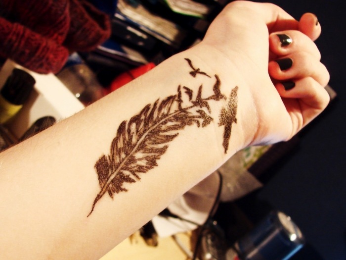 Underarm-idéer-tatuering-med-fjädrar-och-flygande-fåglar-tatuering-design
