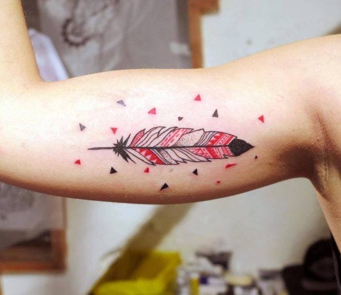 idéer-tatuering-design-överarm-nedre-sida-fjäder-mönster-etno-röd-svart