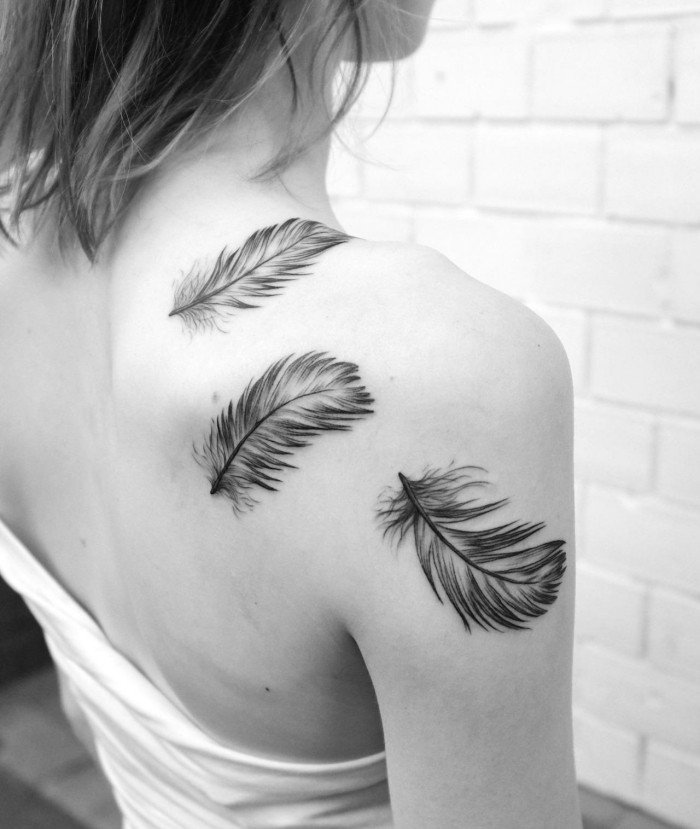 Design-för-kvinnor-tatuering-med-fjädrar-bak-kropp-dekoration