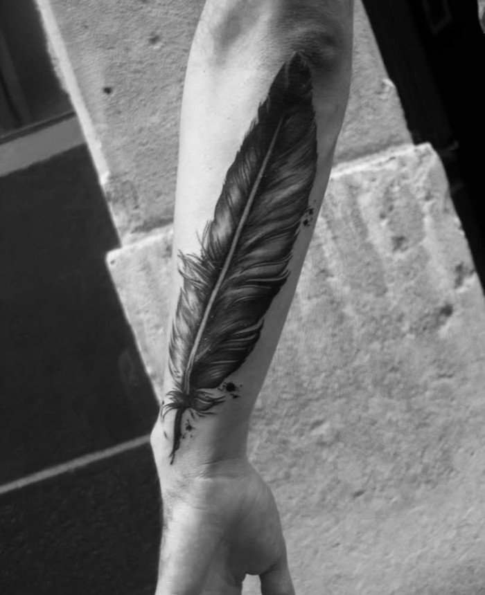 Fjäder-tatuering-design-underarm-motiv-för-män-symbolik