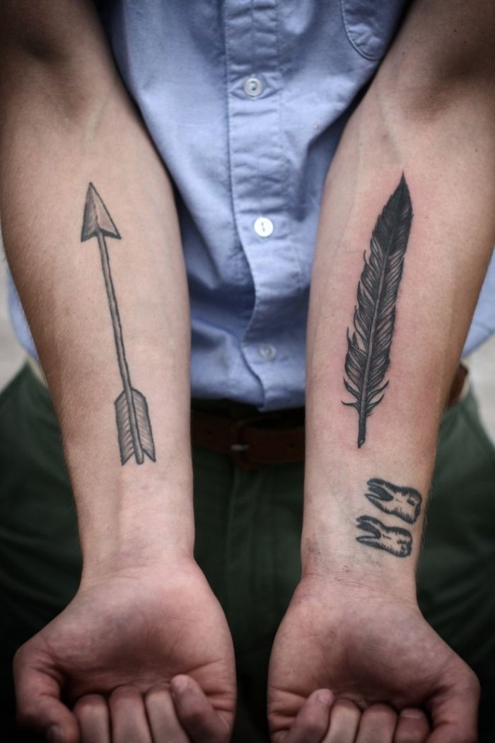 idéer-fjäder-tatuering-design-pil-underarm-tänder-på-handleden