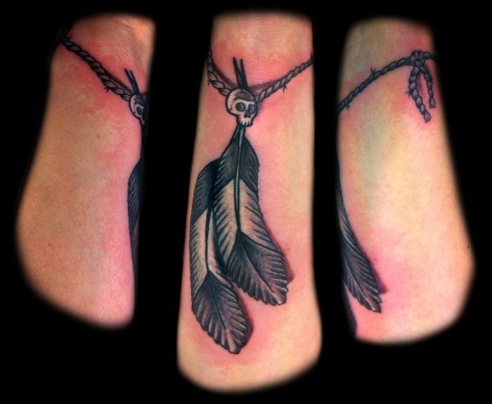 fjäder skalle armband tatuering design underarm