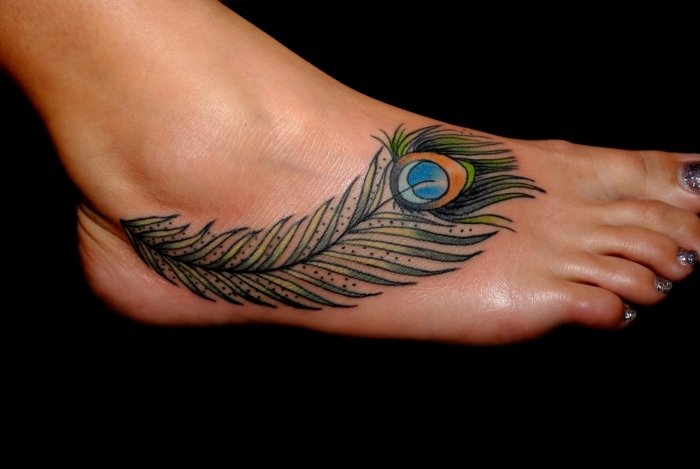 modern-tatuering-design-med-påfågel-fjäder-på-spänningen-färgglada