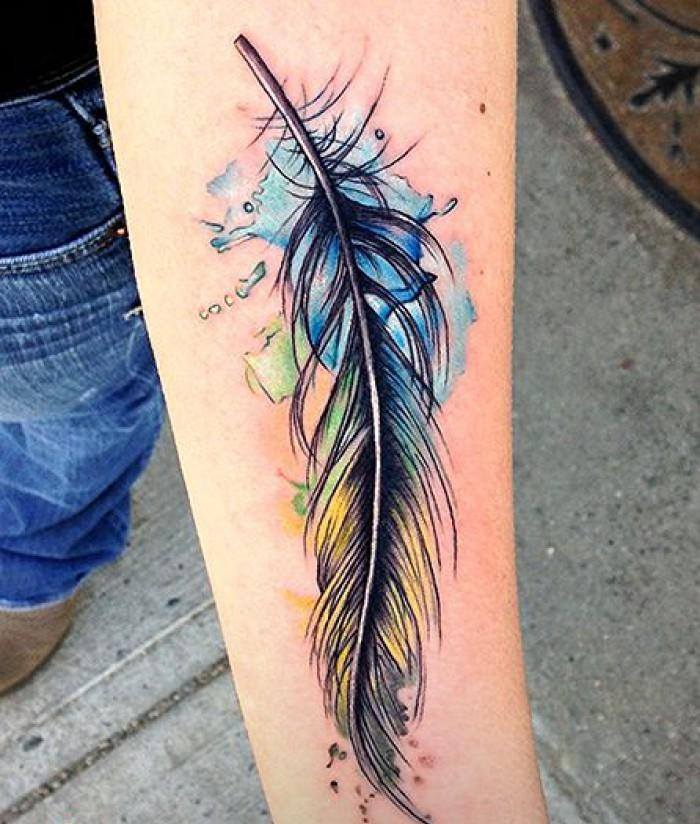 tatuering-design-fjäder-med-akvarell-effekt-färgglad-underarm