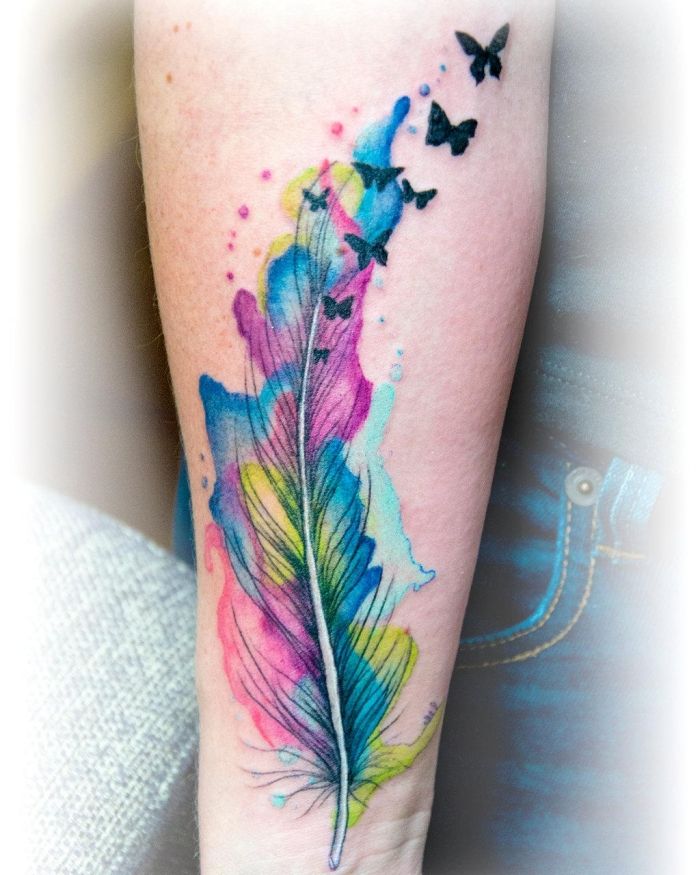 akvarell fjäder symbol tatuering design fjärilar underarm