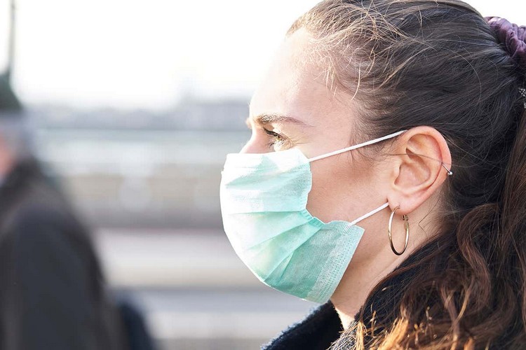 Bär ansiktsmask som skydd mot coronavirus