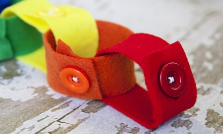 främja finmotorik barn-filt-kedja-tinker-knappar-ringar-design