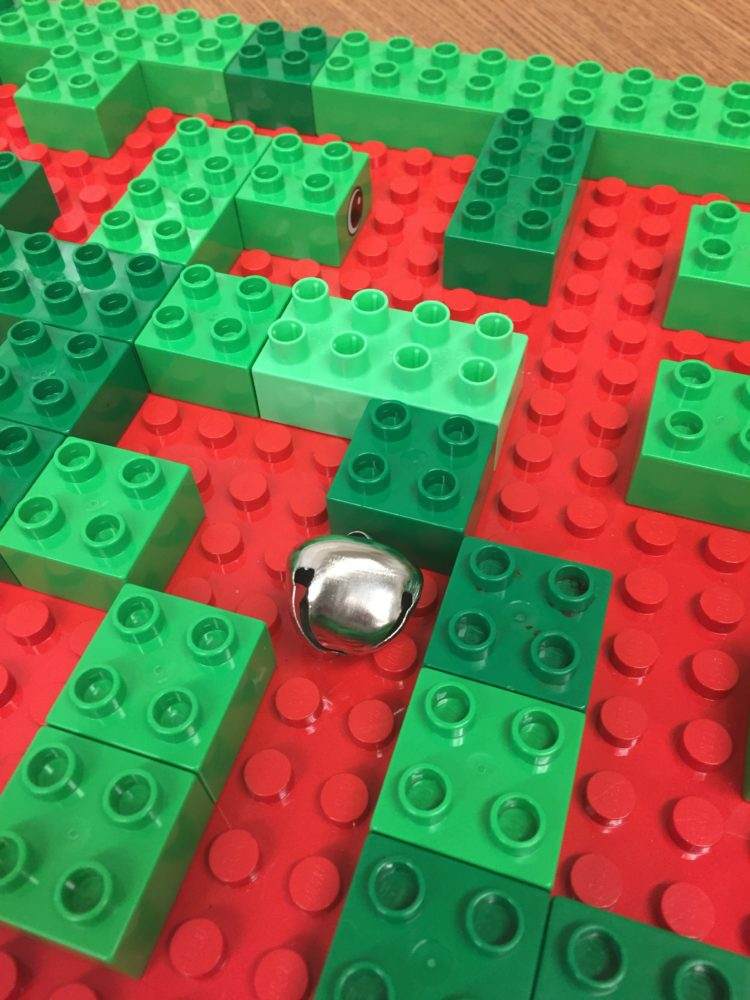 främja finmotorik barn-lego-byggstenar-bygga-en-labyrint-boll-klocka