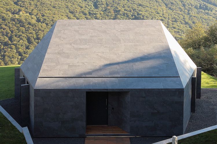 fin stengods-kakel-ventilerad-fasad-tak-utanför-minimalistisk-modern-arkitektur