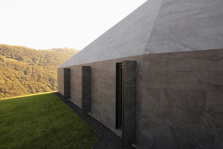 fin stengods-kakel-ventilerad-fasad-grå-modern-arkitektur-minimalistisk