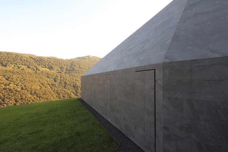 fin stengods-kakel-ventilerad-fasad-minimalistisk-design-berg-natur