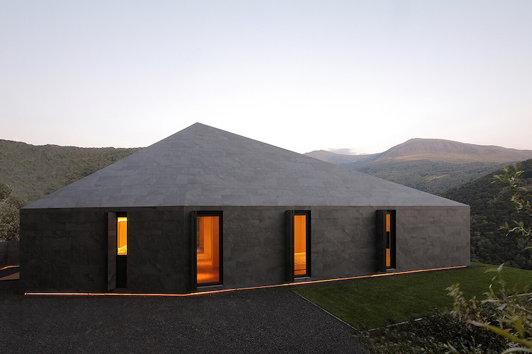 fin stengods-kakel-ventilerad-fasad-modern-arkitektur-minimalistisk-indirekt-utomhusbelysning