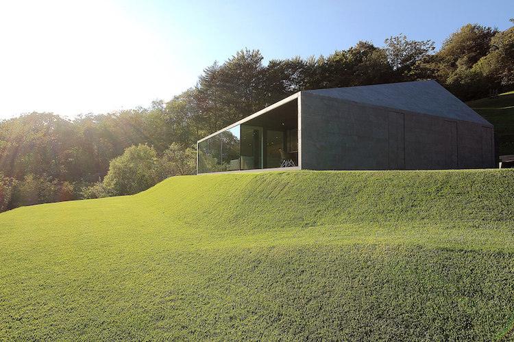 fin stengods-kakel-ventilerad-fasad-modernt-hus-sluttning-gräsmatta