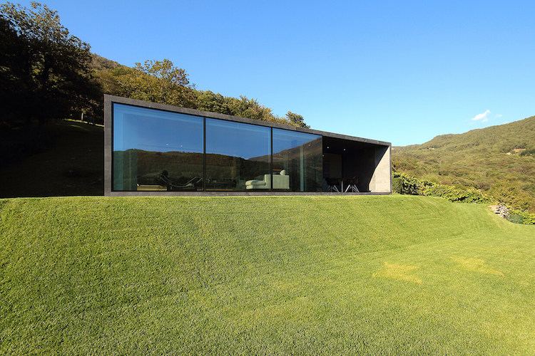 fin stengods-kakel-ventilerad-fasad-glas fasad-fönster-storformat-gräsmatta