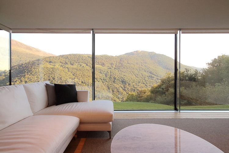 glasfasad-vardagsrum-panoramafönster-soffa-grädde-vit-modern-inredning