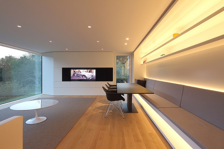 modern-interiör-vardagsrum-indirekt-belysning-bänk-vit