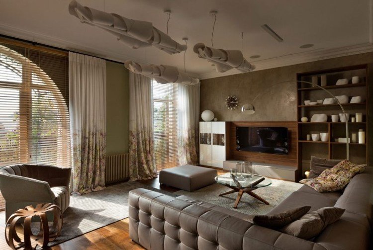 fint stengods-kakel-trä-modernt-mysigt-vardagsrum-grå-soffa