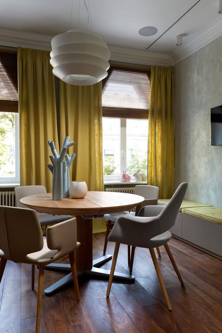 trägolv-modern-mysig-grå-matsal-designer-lampa-vaser