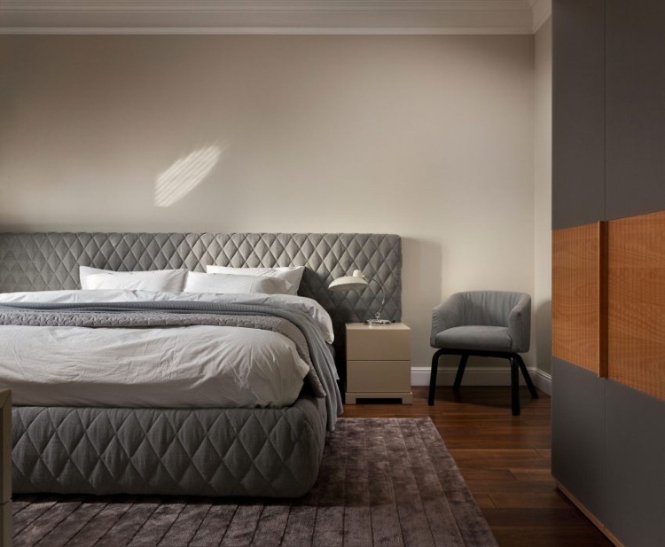 trägolv-modern-mysig-sovrum-grå-stoppad säng