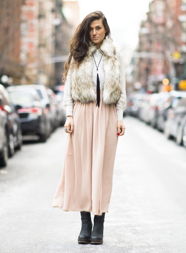 pälsväst kvinnor stil mode kort vit kjol rosa