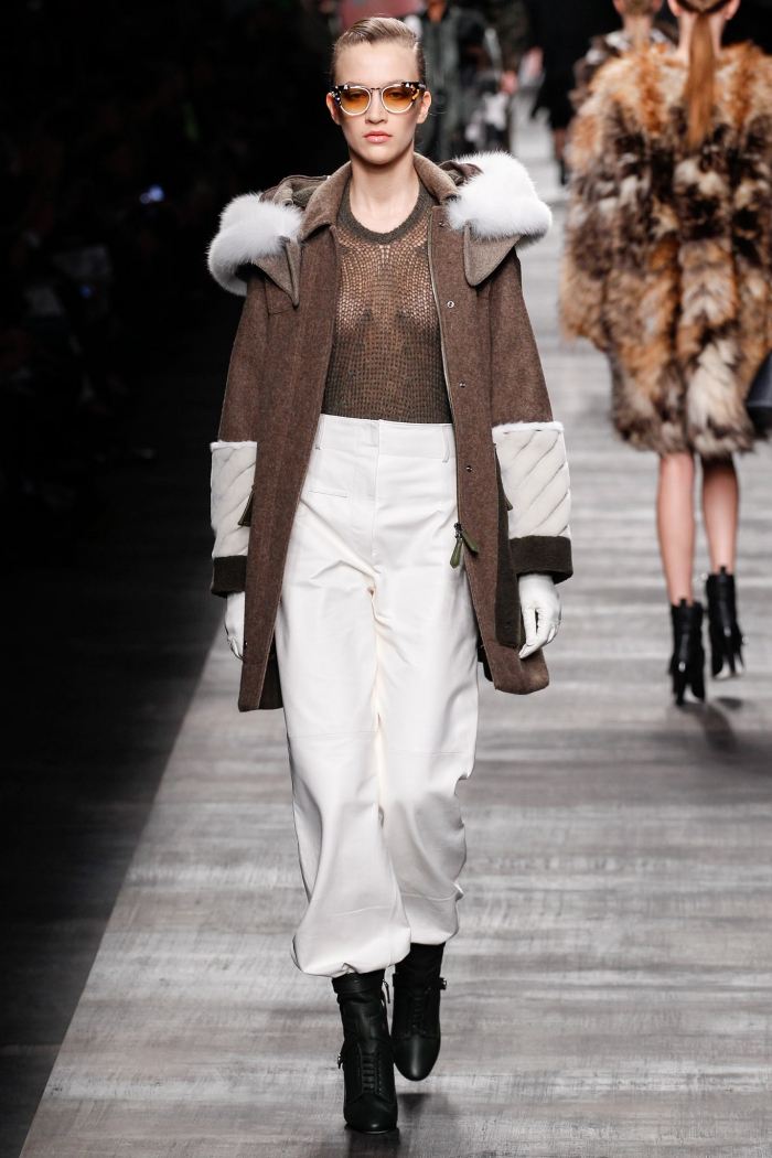 fendi-mode-höst-2014-vita-byxor-kapp-huva