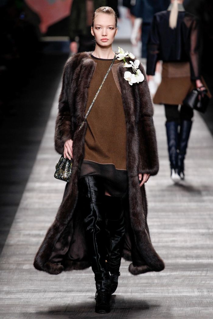 fendi-mode-höst-2014-lång-päls-kappa-överknee-stövlar