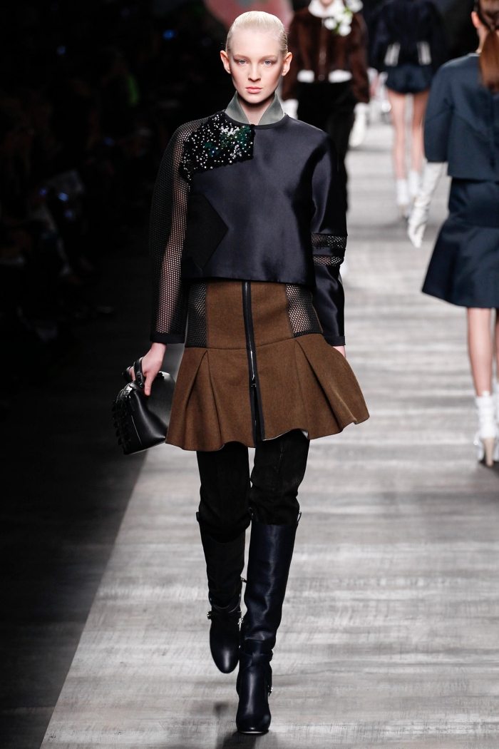 fendi-mode-höst-2014-crop-top-rock-overnkee-boots