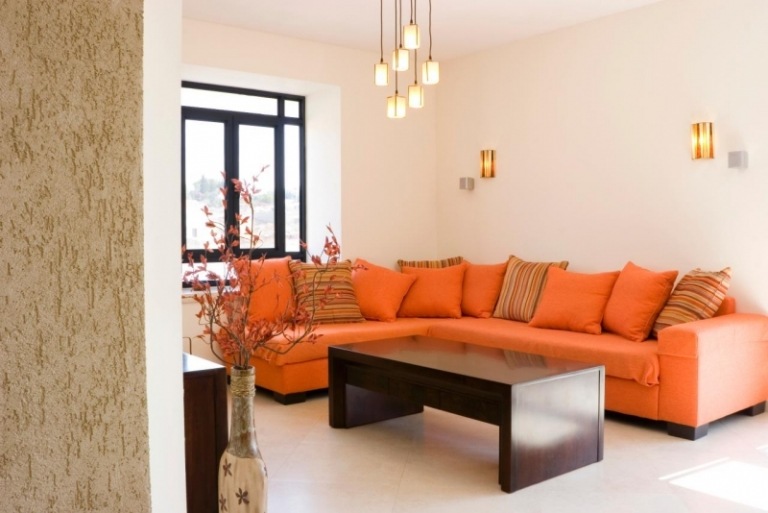 Feng-Shui-färger-vardagsrum-orange-soffa-power färg