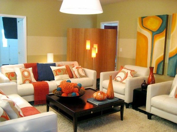 i-orange-och-beige-vardagsrum-med-vägg-dekor